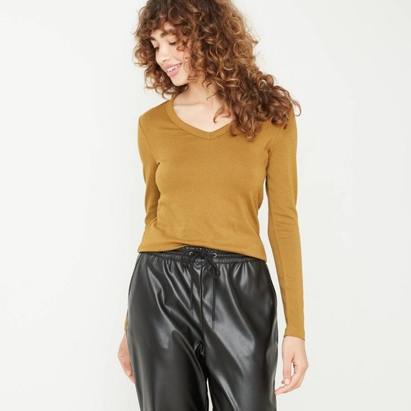 NWT LONG SLEEVE V-NECK FITTED T-SHIRT - Picture 1 of 6